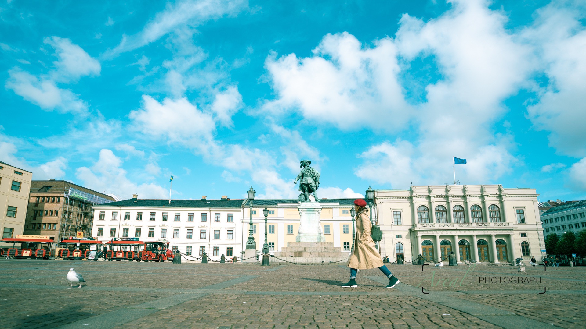 The Gothenburg Town Hall Square, also known as Gustav Adolf Square, is named after the King Gustav Adolf Square in Sweden. The City Hall is located in the heart of Gothenburg. In the center of the square stands the sculpture of the founder of Gustav Adolf II, the city of Gothenburg. The white building behind it is the town hall. 
 Compared with other cities, the Town Hall Square and the City Hall are not big. Fortunately, the view is wide, the ground is very clean, and the riverbank is guarded. A group of well-behaved pigeons come here to sunbathe, and the lazy flying is not happy. Even after my pursuit, I walked at a constant speed. The surrounding roads extend in all directions, and the blue trams shuttle back and forth are one of the city's scenery. Under the backdrop of it, the street has a retro taste.