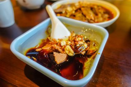 COUPLE BEEF COOKING RESTAURANT