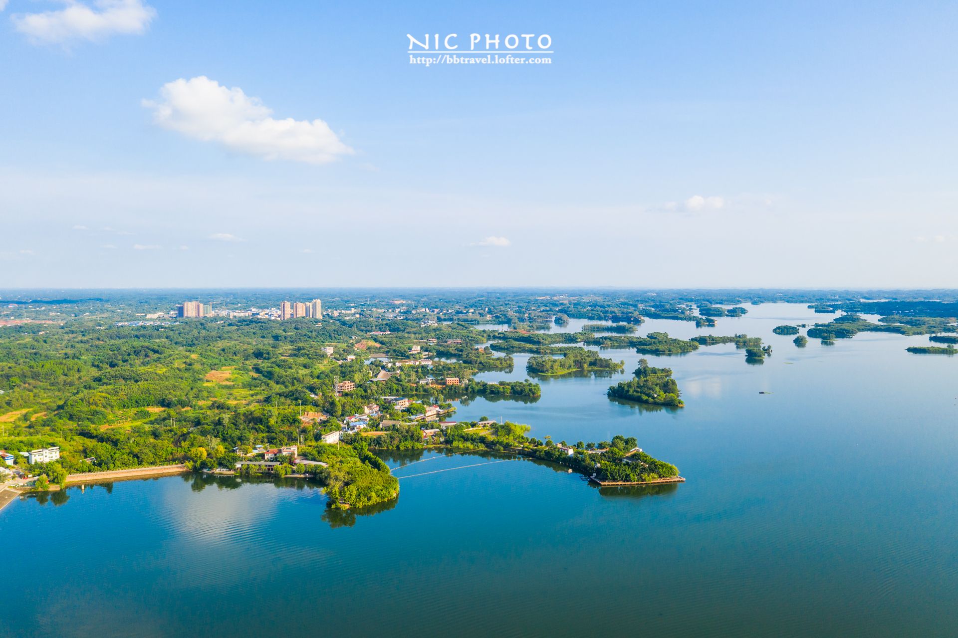 Take a photo of the Chengdu holy land: Jianyang Sancha Lake 
 Chengdu suburbs, such as going to "Maldives" 
 Sancha Lake, located in Jianyang, Chengdu, the future Tianfu International Airport is here. 
The distance from Chengdu is about 70 kilometers. If you are not afraid of your friends, you may wish to come here to see the Maldives in Chengdu.
Sancha Lake Scenic Area is located in Sanyang, Longquan, Shandong Province, Chengdu (Chengdu Tianfu Airport New City) The town was built in March 1977. Sancha Lake is a large-scale sluice lake for the water conservancy project of the Longquanshan Irrigation District in Dujiangyan, and the second largest lake in Sichuan Province.
Huzhou Mountain has a beautiful and dangerous Dan Jingshan, Zhangfeiying, Qifeng Temple, Sanyimei, Niujiaozhai, Shidonggou and ancient rock carvings.