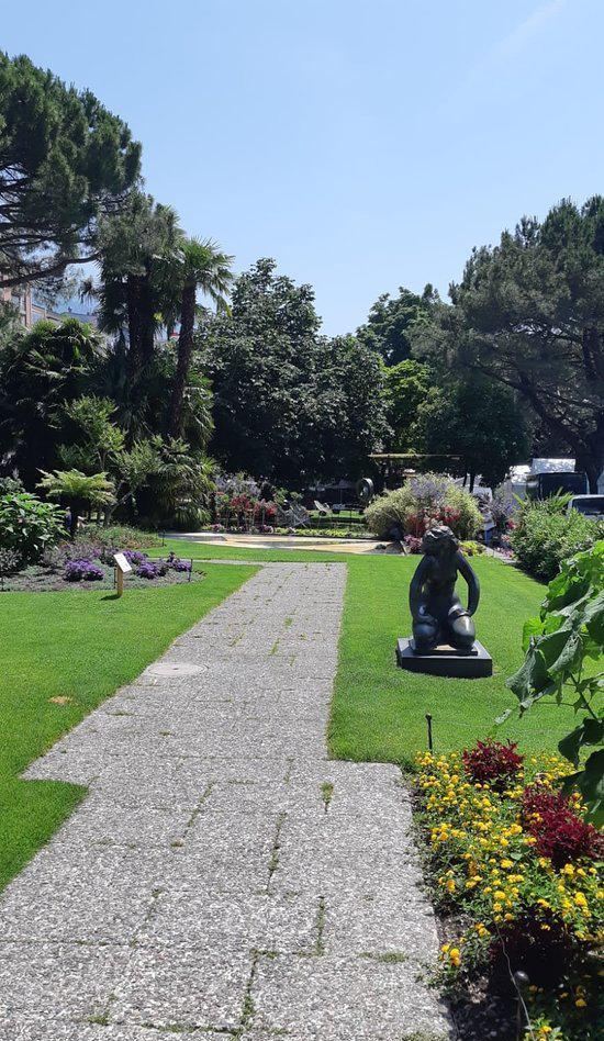 Lakeside Promenade Fleuri