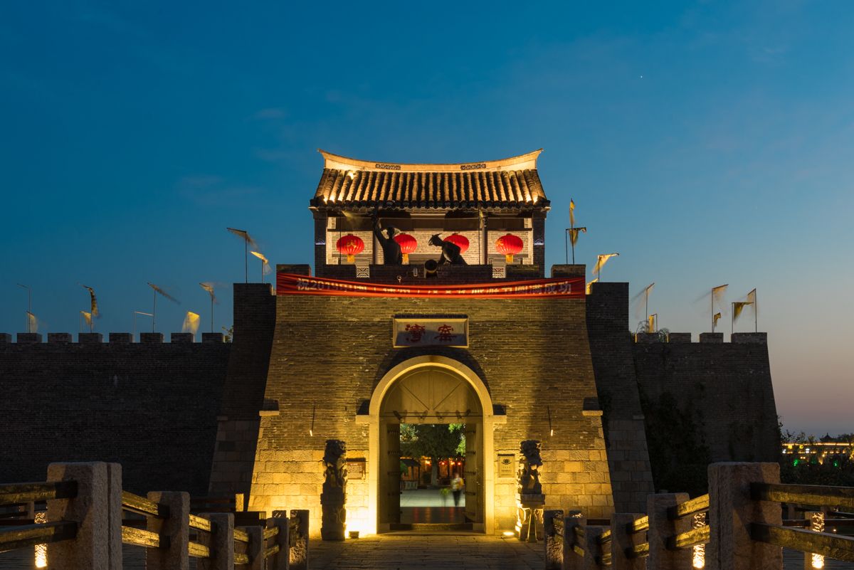 After the tourist season, the ancient town of Yaowan in Jiangsu has become deserted, and the night view is not beautiful. 
Jiang'an Yaowan Ancient Town is located on the shore of Luoma Lake in Xinyi City, Xuzhou. It is adjacent to Suqian City and has prospered since ancient times. Yaowan is known as the first ancient town on the Beijing-Hangzhou Grand Canal and has a history of more than a thousand years. After the hoh/11 tourist season, the ancient town of Yaowan began to become deserted. There were not many tourists in the ancient town. At night, it was almost empty, but the night view of the ancient town was still beautiful. 
Take in the old town at night, although there are no tourists, the lamp is still on, more beautiful than the daytime. The size of the ancient town of Yaowan is not too large, and some are being built. 
 Commercial street in the ancient town, there are many old shops and restaurants on this street, but there are not many normal business, maybe only weekend visitors will have more. 
The old town of Yaowan in the daytime also has few tourists. The ancient town feels clean and tidy. From the gate of the north gate, there is a large piece of ancient architecture on one side and Laojiao River on the other. The 
 Laojiao River and the Beijing-Hangzhou Grand Canal meet here. The ancient town is surrounded by water on three sides. The ancient town of Yaowan has some spirituality due to water. More than 100 years ago, Guzhen was a north-south water transport hub and an important commodity distribution center. 
There are many old shops on the old town of Yaowan, which were preserved at that time. There are pawnshops, sauce gardens, wineries and many clubs in the ancient town, as well as a Catholic church, which has a history of more than 100 years. 
The commercial street during the day is still deserted, and there are not many merchants opening. The ancient town of Northern Jiangsu is different from the ancient towns of Zhouzhuang and Tongli in Jiangnan, and prefers the ancient town of Yaowan under the night.