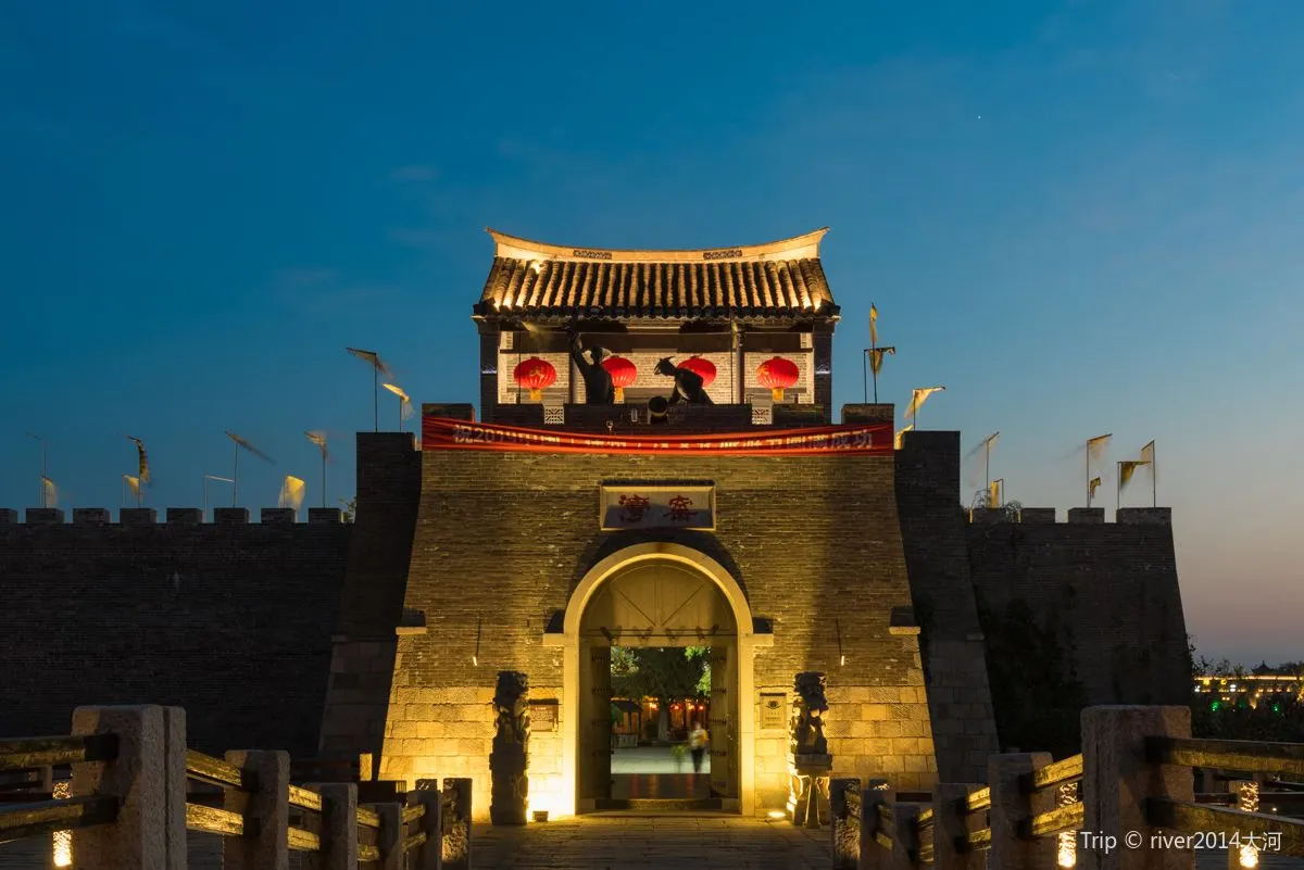 After the tourist season, the ancient town of Yaowan in Jiangsu has become deserted, and the night view is not beautiful. 
Jiang'an Yaowan Ancient Town is located on the shore of Luoma Lake in Xinyi City, Xuzhou. It is adjacent to Suqian City and has prospered since ancient times. Yaowan is known as the first ancient town on the Beijing-Hangzhou Grand Canal and has a history of more than a thousand years. After the hoh/11 tourist season, the ancient town of Yaowan began to become deserted. There were not many tourists in the ancient town. At night, it was almost empty, but the night view of the ancient town was still beautiful. 
Take in the old town at night, although there are no tourists, the lamp is still on, more beautiful than the daytime. The size of the ancient town of Yaowan is not too large, and some are being built. 
 Commercial street in the ancient town, there are many old shops and restaurants on this street, but there are not many normal business, maybe only weekend visitors will have more. 
The old town of Yaowan in the daytime also has few tourists. The ancient town feels clean and tidy. From the gate of the north gate, there is a large piece of ancient architecture on one side and Laojiao River on the other. The 
 Laojiao River and the Beijing-Hangzhou Grand Canal meet here. The ancient town is surrounded by water on three sides. The ancient town of Yaowan has some spirituality due to water. More than 100 years ago, Guzhen was a north-south water transport hub and an important commodity distribution center. 
There are many old shops on the old town of Yaowan, which were preserved at that time. There are pawnshops, sauce gardens, wineries and many clubs in the ancient town, as well as a Catholic church, which has a history of more than 100 years. 
The commercial street during the day is still deserted, and there are not many merchants opening. The ancient town of Northern Jiangsu is different from the ancient towns of Zhouzhuang and Tongli in Jiangnan, and prefers the ancient town of Yaowan under the night.