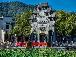 Hu Wenguang Memorial Archway