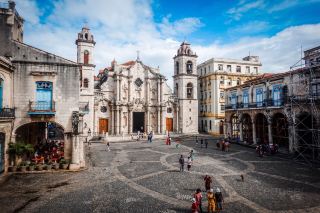 Here are four must-go squares in Old Havana and its Fortifications. The Plaza of Arms is surrounded by centuried structures. San Francisco Plaza is known for nearby monastery. The third one is Plaza Vieja. Havana Cathedral Square is the largest plaza in Cuba. Many scenic spots are around the square. If you want to have a sight indoor, do remember to avoid Monday.