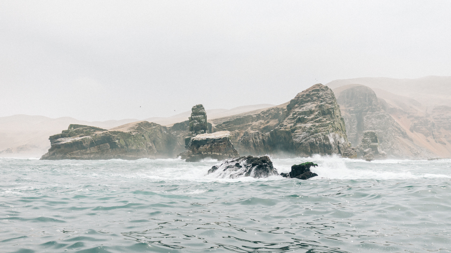 Traveling in Peru||Lima went out to see the sea lion
 before watching the BBC documentary, and learned that 500,000 cockroaches lived on the coastline of Peru, accounting for 1/4 of this variety. When you arrive in Lima, you can't miss Bird Island. You can see the flying dragonfly and the penguins from the pier, and the other sea lions are beyond my expectations. It is almost what I saw in my life. The sum of sea lions. If the weather is not strong, you can go to the sea to play with them. 
 The scheduled trip is a three-hour trip to the sea. At 10:00 in the morning, the penguin sea lion can see it. The tour includes swimming with sea lions, and friends who want to go into the water remember to wear swimsuits. 
Tips:
1The traffic in Lima is very bad. It is recommended to book a taxi one day earlier 
2Self-prepared seasickness medicine
3In fact, the sea lion is a bit stinky, and it is psychologically prepared to swim in the water.