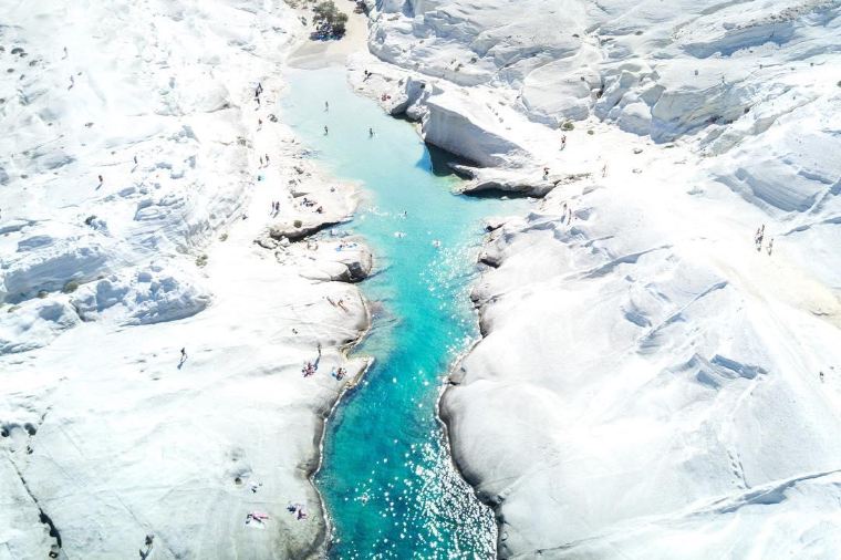 9. เกาะมิลอส (Milos) – เกาะแห่งชายหาดแปลกตา