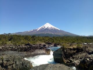 我來這裡是因為我在智利遇到的每個當地人都推薦這裡。我總是去一些好地方！巴拉斯港（Puerto Varas），智利的旅遊城市和度假勝地。我認為這是同時欣賞山脈、河流和大海的最佳地點，以「奧索爾諾山」為中心，從村莊的任何地方都可以看到。如果您熱愛大自然，這裡就是您會來一天並待上幾天的地方。