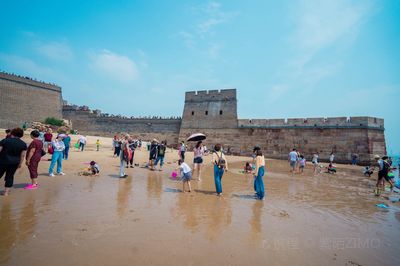 Caccia di tesori sulla spiaggia a Qinhuangdao
