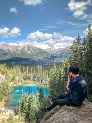 Grassy Lake ตั้งอยู่ในเมืองแคนมอร์ ทะเลสาบที่มีชื่อเสียงส่วนใหญ่ตั้งอยู่ในเมืองแบนฟ์ แต่ยังมีทะเลสาบที่มีชื่อเสียงอีกแห่งในเมืองแคนมอร์ นั่นก็คือ ทะเลสาบกราสซี! ทะเลสาบแห่งนี้มีสีที่แตกต่างจากทะเลสาบสีเขียวมรกตในเมืองแบนฟ์ ต้องเดินขึ้นไปจากลานจอดรถประมาณหนึ่งชั่วโมงจึงจะชมได้