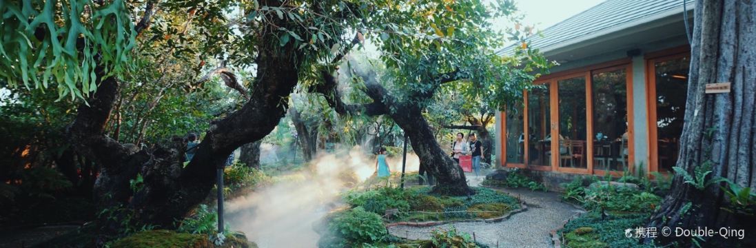 Chom Cafe and Restaurant