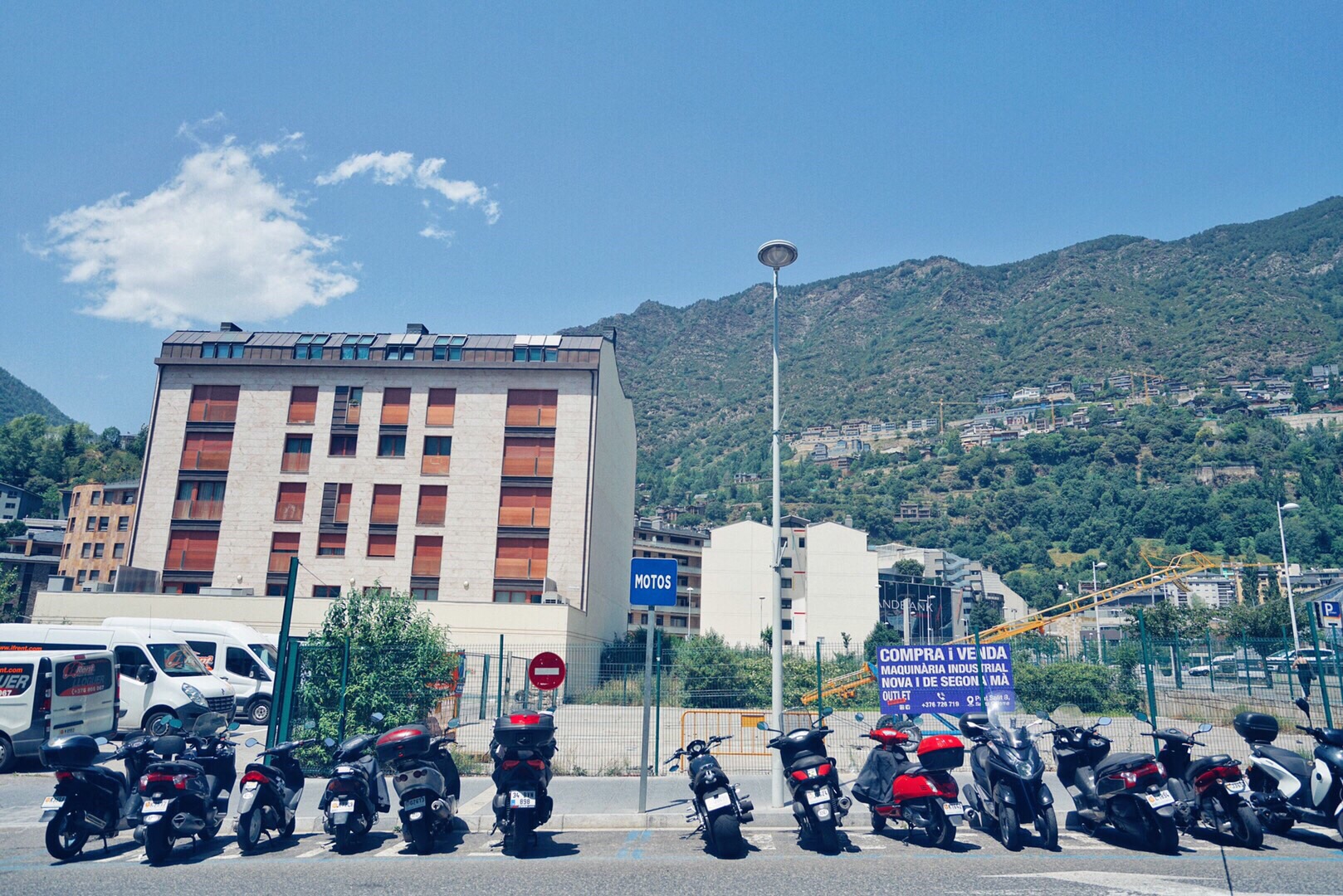 It takes 3 hours by car from Barcelona to reach this small country of Andorra. It is a highly developed capitalist country at the junction of France and Spain. The defense is mainly carried out by France and Spain. 

Andorra has a wide range of alpine valleys and rugged terrain. The whole country is divided by three Y-shaped canyons. The average elevation is about 1300 meters and the lowest is 800 meters. The highest point is Kema Pedrosa, which is 2946 meters above sea level. 

The national population is only over 80,000. At the same time, the tourism industry is highly developed and it is also a tax haven. Come here to buy and buy. However, there is a limit to tax exemption. Each person is tax-free for up to 900 Euros. When going abroad, it will be checked, especially for Chinese. 

Tips: 
Barcelona has a car to Andorra, you can also drive by yourself, the country is small, you can live for one night.