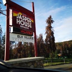 Elk Village Restaurant - Jasper House Bungalows 여행 사진
