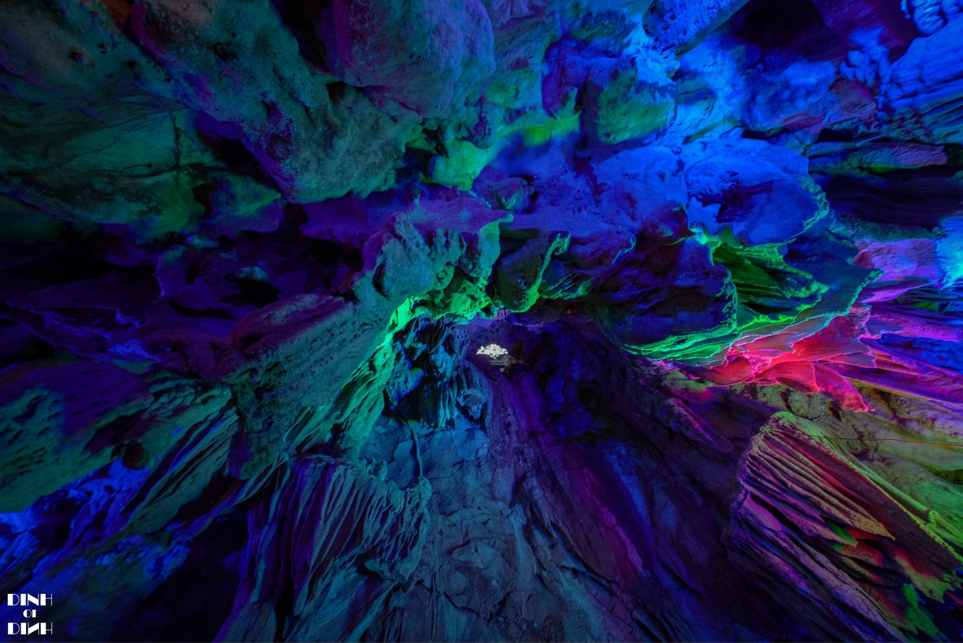 Located in Rongshui, Laojun Cave, also known as Zhenxianyan, is the first of the eight scenic spots in Rongzhou. It is called Shuiyue Cave. Xu Xiake, a great traveler of the Ming Dynasty, lived here for 13 days, and left a travel record of 11,800 words, vividly depicting the mountains and waters of the Laojun Cave and the legendary mythology. Most of the stone cliffs in the cave are works of the Song Dynasty, among which the world The first true immortal rock is the title of Zhang Xiaoxiang, the famous poet of the Song Dynasty. In addition, the hidden fairy caves are equally wonderful. The small scenes of the old man returning from the cave, Laojun preaching, Laojun blessing and so on are more vivid, and the illumination of the colorful lights is like being in a fairyland. It is worth mentioning that the way to discover the hidden fairy cave is very special. There is a small skylight to find the cave below.