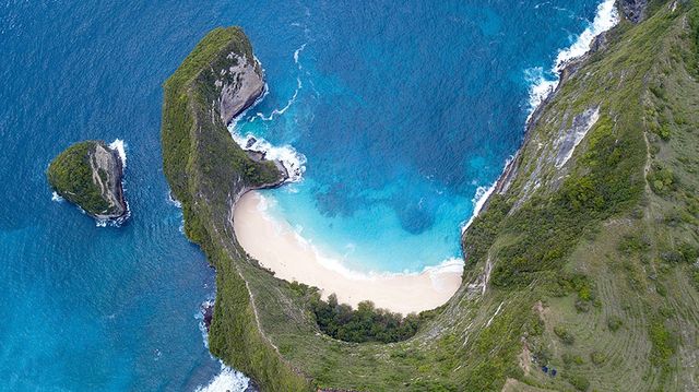 佩妮達島（Nusa Penida）是峇裡島周邊離島新晉的網紅景點，位於峇裡島和龍目島之間，就在藍夢島（Nusa Lembongan）的隔壁，距離峇裡島上的碼頭大約45分鐘左右的快艇航程。珀尼達島面積雖然很大，是藍夢島的十倍之多，然而島上大部分地區都比較荒涼，仍然保持著非常原生態的海島風情。島上三處最具代表性的景點：天生橋、天神浴池和小拇指沙灘，其獨特的景觀在世界上都堪稱無與倫比，用無人機從空中航拍，更為震撼，這絕對是大自然最好的饋贈。