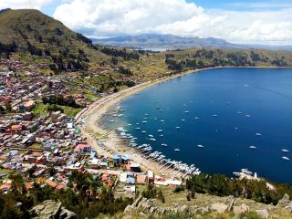 The border between Peru and Bolivia is divided by Lake Titicaca, the largest lake in South America and the highest inhabited place, which is closest to the sky! The vast, clear lake, like a vast ocean, seen from the Isla del Sol, one of the 36 islands in this area, seems to cleanse my polluted mind.