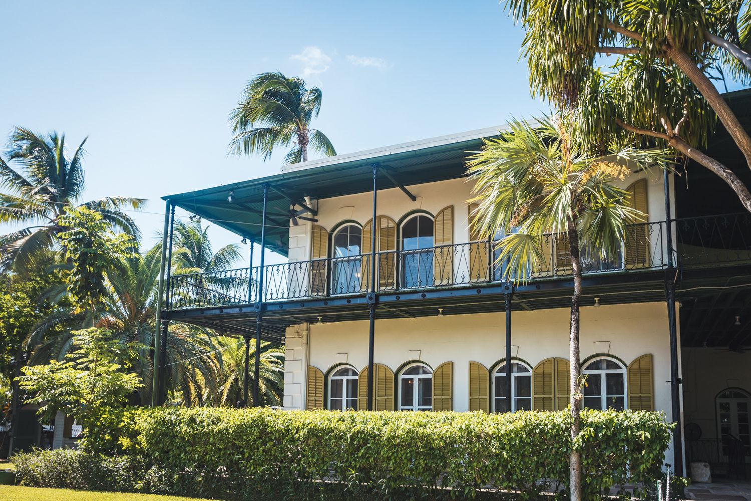 海明威的黃金歲月,都留在了這座院子裡

海明威故居與博物館(Ernest Hemingway Home and Museum)。在Key West,不管身處餐館、酒吧還是廣場,唯一繞不開的話題就是海明威。

上世紀三十年代,他在這座美國大陸最南端的小城裡生活了近十年的時間。他除了人盡皆知的作家標簽,還是出色的拳擊手、環球旅行家、勇敢的戰地英雄、狂熱的漁夫和獵人和資深的酒鬼賭徒。

居住在Key West的時期是海明威的黃金歲月,他通常從早上6點起來,寫作到中午,下午和晚上則外出釣魚或是喝酒泡吧。《永別了武器》、《有錢人與沒錢人》、《死在午後》、《非洲的青山》、《乞力馬紮羅的雪》和《喪鐘為誰而鳴》中的大部分文字都寫就於這座宅院中。

海明威家族的後代寥寥,倒是他當年養的一隻叫“雪球”的六趾貓開枝散葉,如今在宅院裡生活的59隻貓都是它的後代。它們可以在房前屋後隨意進出,哪怕被圍擋起來的海明威的古董床和搖椅,也都是它們的休憩之所。