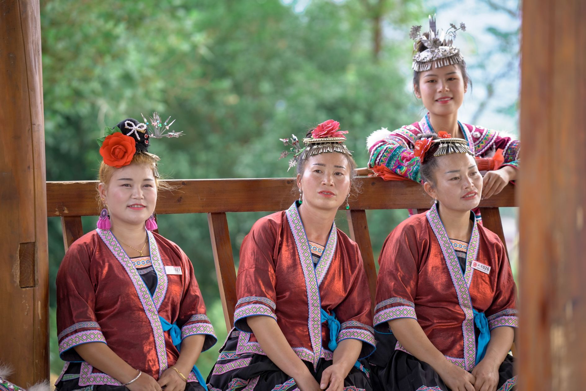 Come to Shuanglonggou, Rongshui, where there is a unique virgin forest, strolling on the scenic forest path, breathing high concentrations of negative oxygen ions, overlooking the dense forest on the glass bridge, and finally coming to the simple and warm nightmare Miao Village. In the Miao reeds, I danced bamboo dance for the first time. Although I was so happy that I was confused, it was super fun on the folk songs. A reed with rhythm, men and women played against the mountain songs... Come and experience the Guangxi minority Hospitality.