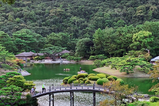 栗林公園は江戸時代の回遊式大名庭園の代表作で、四季折々に異な