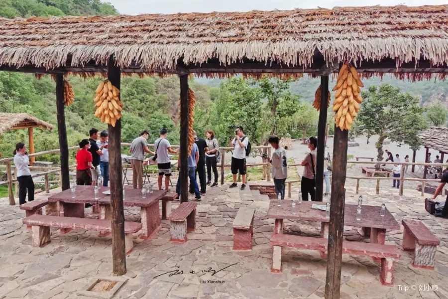 Hongqiqu Youth Cave