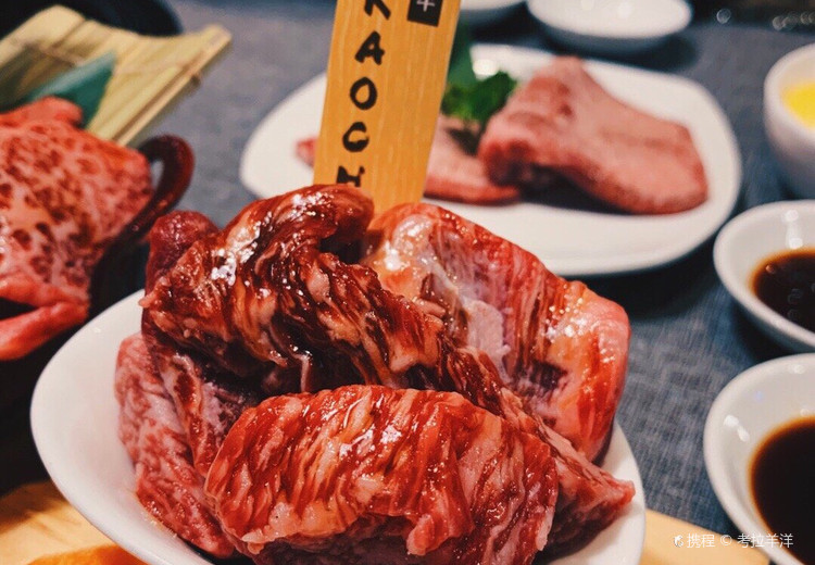 B439s「春日大社鹿角香合」木遊軒一丘造一司作　共袋(一丘)共箱(一丘一司銘) 鹿角｜莲花🪷香炉角质温润如蜜，巧雕莲叶卷舒。青蛙踞叶鼓腹，背承博山