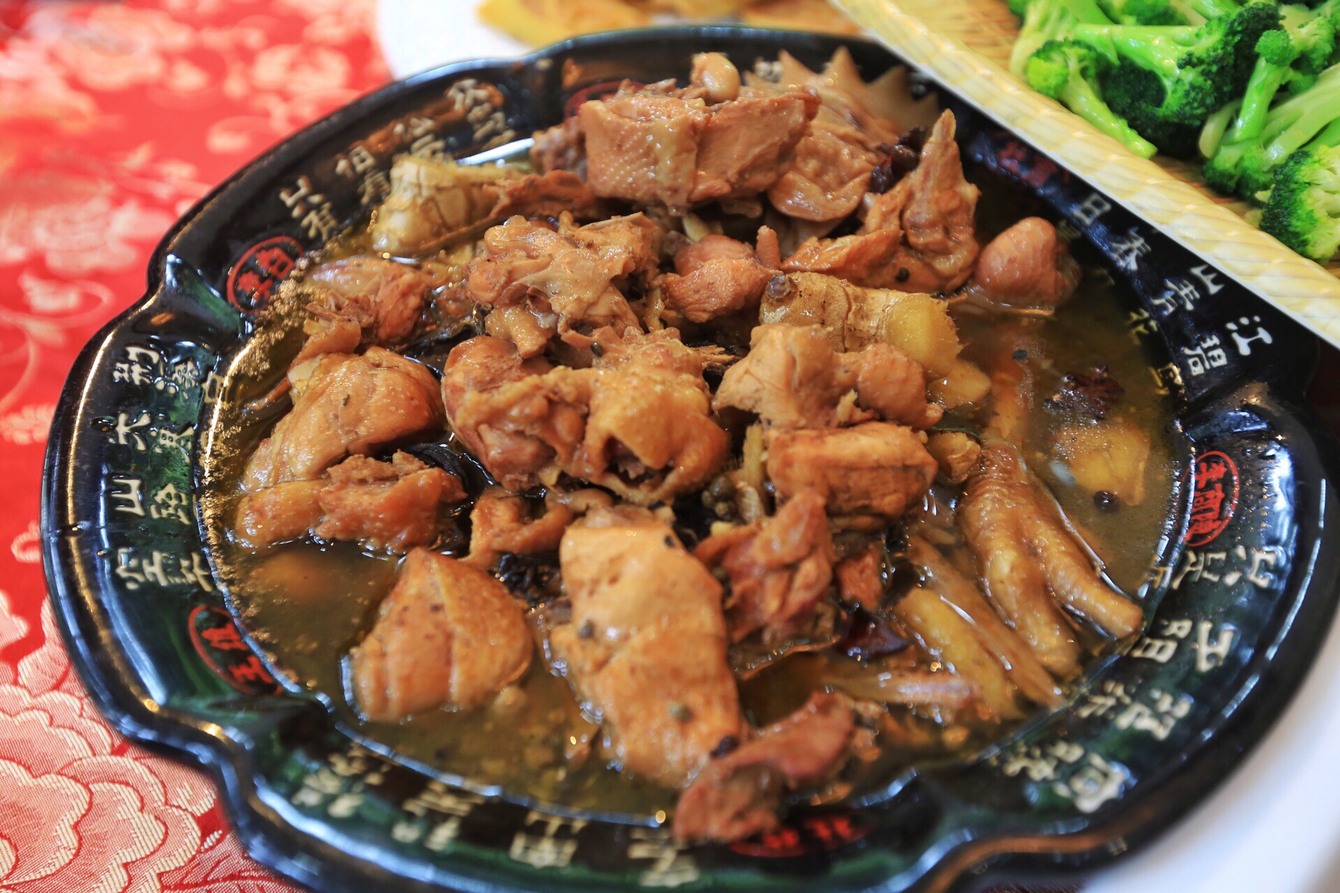 The cuisine of Yimeng Mountain was influenced by Confucius's cooking thoughts of not being tired of food and not being too thin. He inherited the Confucian cultural system and created a splendid food culture. Its specialties include: pancakes, mutton soup, fried chicken, etc. The unique Yimeng food culture is the result of the hard work of the Yimeng people with their own wisdom and hardworking hands.