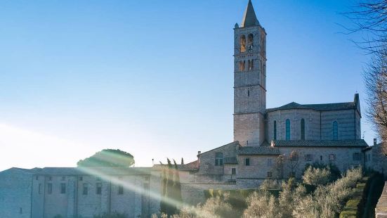 佇立於意大利的精緻教堂在阿西西，有一個教堂，聖嘉勒教堂，很多