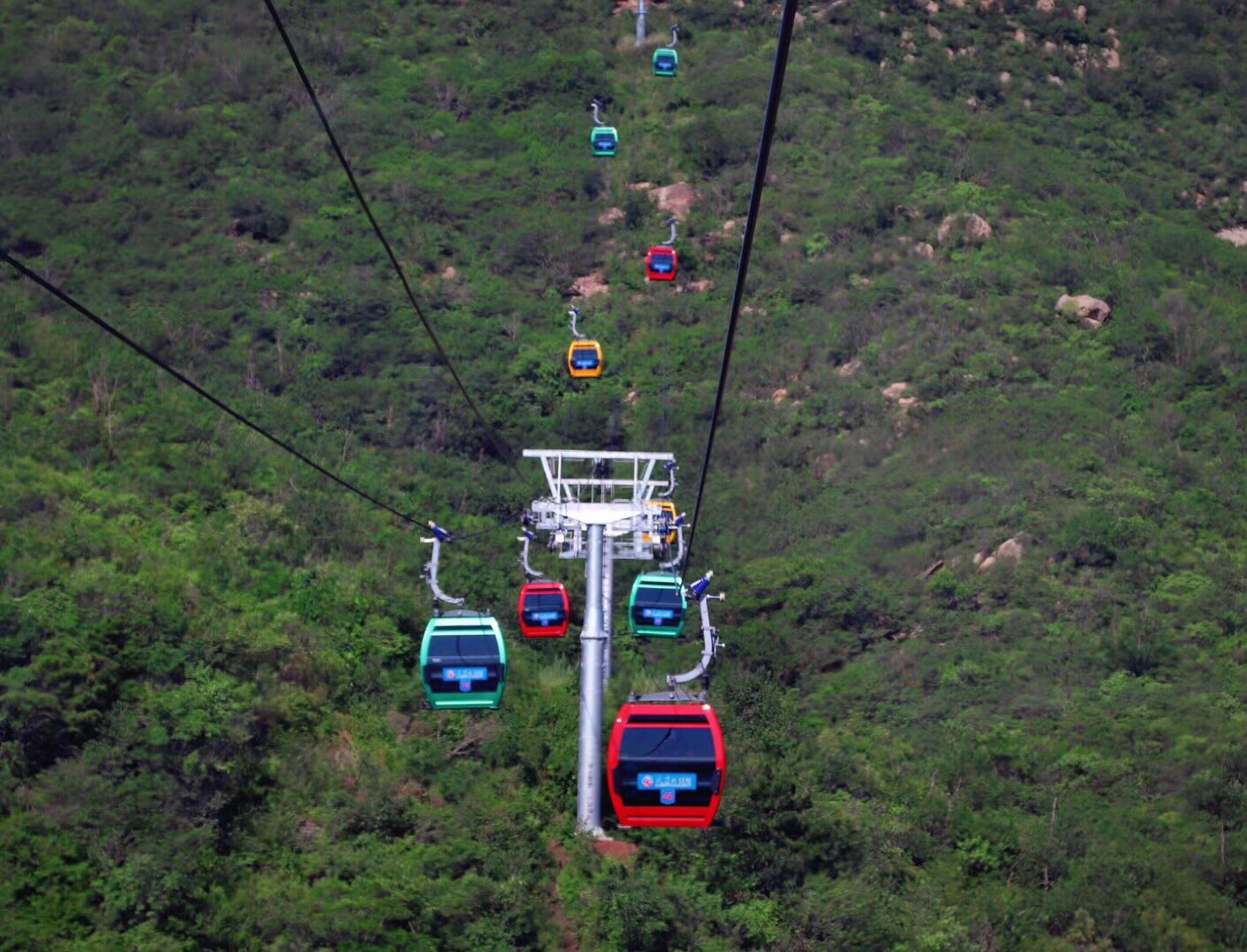 Some time ago, I went to the Daheishan Scenic Area in Beipiao City, Liaoning Province, and was attracted by the red mountain body exposed in the green color. Nature always gives us a good look 

Da Black Mountain for the Yanshan Mountain orogeny The ridge of the sea, the strange peaks of different shapes, vivid and vivid, "Qifeng inverted plant sighs, the top of the hanging stone ghosts shocked", sighs the magic of nature. 

Daheishan is located in the south section of the Nuluerhu Mountain Range. The wild natural forest has a high research value. Experts engaged in forestry and ecological research have come to this study. It is home to the largest primary forest in the western Liaoning region. Coniferous forests, deciduous broad-leaved forests, coniferous and broad-leaved mixed forests, and shrubs are all over the mountains. They are green and colorful, and they are splendid in spring, summer, autumn and winter. 

The mode of transportation is as follows: 

car: You can take the bus to Beipiao City or Aohan Banner, then take the Beibui-Shanhan (-) line shuttle bus under the Big Black Mountain. The car can be. In Shenyang, Dalian, Jinzhou, Chaoyang, Chifeng, Fuxin and other large and medium-sized cities, passengers can arrive at the shuttle bus. 

Train: Take the train and get off at Beipiao South Station. Then take the shuttle bus to Beihei City to Daheishan. Trains from Beijing, Shenyang, Dalian, Jinzhou, Chifeng and Dandong will stop here at Beipiao South Station. 

Airplane: Take the flight to Chaoyang Airport, get off at the Chaoyang Passenger Transport Center and take the shuttle bus to Beipiao, then transfer to Beipiao City. Chaoyang Airport has the routes of Dalian-Chaoyang and Beijing-Chaoyang. 

Self-driving: After the expressway at the Changshen Expressway Beipiao exit, follow the 305 National Road to the direction of Shuhan and Beizifu.