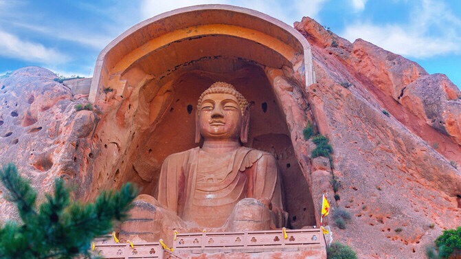 The Sumiyama Grottoes: a long history, the brilliance of art 

 In addition to Dunhuang Mogao Grottoes, Maiji Mountain Grottoes, there are many large and small grottoes on the Silk Road, they also record the dynasties of Buddhism The interpretation of the sculpture and the craftsmanship of the sculptures, the name of the Buddha's proverb "Sumi", is one of the main representatives. 

Sumiyama Grottoes is the largest Buddhist cave in Ningxia. It is located in Guyuan, the important town of the ancient Silk Road. The scenery here combines the unique beauty of the northwest. There are more than 150 existing caves in the Sumi Mountain, widely distributed in the Sumi Mountain. Various hills. 

Mishan Grottoes can be divided into several large areas according to location: Dafolou District, Zisungong District, Yuanguangsi District, Xiangguosi District, Taohuadong District, Songshuo District, Three Kiln Districts, Heishigou Area. 

 Because of the time relationship, we chose a more classic area. Along the way, looking far away, the large and small grotto layers are stacked like a beehive. Walking in the mountains is like this, looking very close, but walking far. 

The caves have been preserved so far, and most of them have been incomplete. There are only 70 carved statues in the caves, of which more than 20 are more complete. 

The Buddha is very spectacular. You can climb the stairs and visit the Big Buddha at a close distance. In the distance, there are canyons, red rocks, green vegetation, and slow flowing water, which are more magnificent under the blue sky and white clouds.