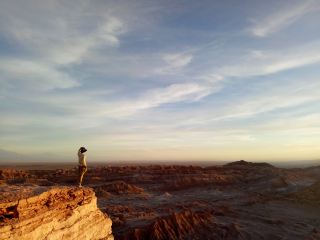 這是南美洲背包客旅行時必經的地方。您必須親自去看看‘聖佩德羅德阿塔卡馬’難以形容的鹽和水晶自然風光。數十億年來不變的景觀更加彰顯了大自然的神秘感。電視劇《來自星星的你》男主角最愛的地方！
