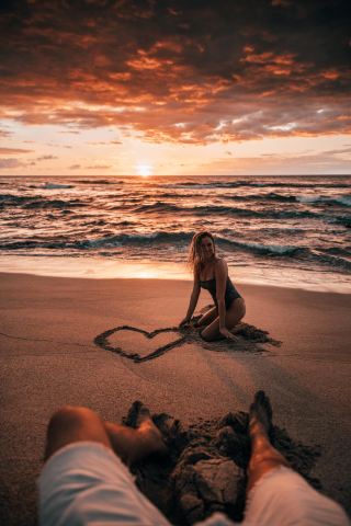 Playing together in the golden sand, before jumping in the warm ocean salt water while watching a sunset. We can’t think about a better quality moment.