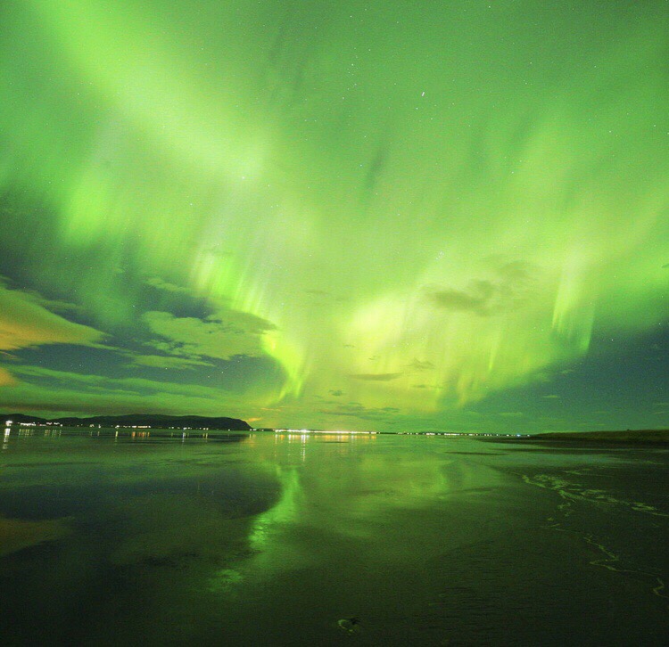 3000 to see the Aurora, Murmansk chasing the most complete Raiders  

 Russia Murmansk is the cheapest Aurora near our country. 

3000 RMB departs, flying for 10 hours, Aurora is at your fingertips. 


Russian Aurora's advantage 

 Booking tickets in advance, less than 3,000 yuan can be set off, local prices are also low, a few months of funds can also bring parents, couples together Chasing light, flight time plus transit is only 10 hours. 

There are tens of thousands of tickets for light flights, and Finland and Iceland, which fly day and night, Murmansk is the most suitable choice. 



China--Moscow--Murmansk

 Moscow takes about 9 hours, ticket 2000; 

 Moscow transits Murmansk in 2 hours, the fare is in the early 700s; 

 Note that when flying to Murmansk, the checked baggage is less expensive and is prevented from being stolen. 



Compared with light mode

 One is staying at the hotel, the night Aurora Hunter charter chasing light; 

 is living in Aurora base, Look at the aurora at the door. 

                                    

Holding the Aurora base, you don't need to run all night; but the accommodation conditions will be relatively poor, and the food you eat is mostly venison and bear meat, which people are not used to. 

Aurora bases with high heat: Teriberka, Lovozero, Lovozero; 

Aurora base can go to the supermarket to buy some ingredients, do it yourself, get enough food; 

Staying at the base can know more about the neighbors. When the night is chasing the light, the neighbors can see it. 

