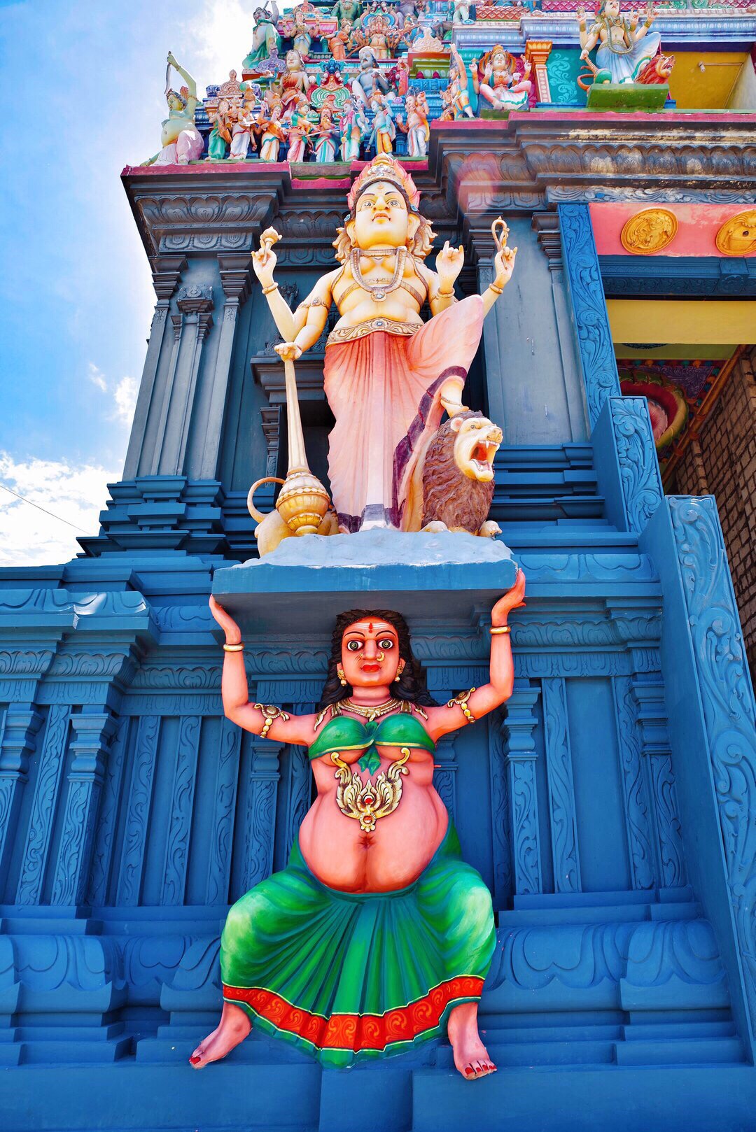 The rare Hindu temple on the northernmost island of Sri Lanka
 Nana Temple on the island of Naina, more than an hour's drive from the city of Jaffna, has a ceremony for the gods at noon every day. It is very lively and looks like a chartered day trip. A total of 6000, about 240 yuan. 

[Nainativu Nagapooshani Amman Kovil]

 This small outlying island has two small famous Buddhist temples and Naga temples that are famous overseas. I heard that there are churches. If you are interested, you can take a ride around the island. 

 Since the Tamil people have documented it, this temple has existed and is an important ancient Indian culture. It has attracted hundreds of thousands of people every year to come to pilgrimage. The iconic gate tower of the temple is 108 feet high, and even on the other side, you can clearly see its stalwart figure. 

 There is a statue of a cow in the entrance to the temple. When you walk inside, you will find a real cow and his little friends. At noon, the temple is full of people. This temple not only distributes free Indian lunches to the devotees, but also holds a ceremony to invite the gods to worship the five-headed snake god naga statue. Many young parents are there. This is because the temple is used to ask the goddess Nagapooshani Amman for a child. After the wish is fulfilled, it is necessary to bring a newborn.