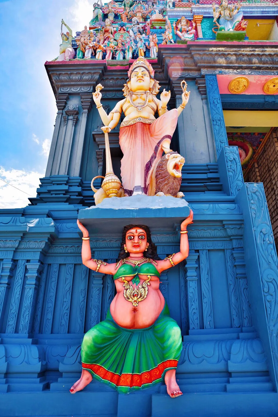 The rare Hindu temple on the northernmost island of Sri Lanka
 Nana Temple on the island of Naina, more than an hour's drive from the city of Jaffna, has a ceremony for the gods at noon every day. It is very lively and looks like a chartered day trip. A total of 6000, about 240 yuan. 

[Nainativu Nagapooshani Amman Kovil]

 This small outlying island has two small famous Buddhist temples and Naga temples that are famous overseas. I heard that there are churches. If you are interested, you can take a ride around the island. 

 Since the Tamil people have documented it, this temple has existed and is an important ancient Indian culture. It has attracted hundreds of thousands of people every year to come to pilgrimage. The iconic gate tower of the temple is 108 feet high, and even on the other side, you can clearly see its stalwart figure. 

 There is a statue of a cow in the entrance to the temple. When you walk inside, you will find a real cow and his little friends. At noon, the temple is full of people. This temple not only distributes free Indian lunches to the devotees, but also holds a ceremony to invite the gods to worship the five-headed snake god naga statue. Many young parents are there. This is because the temple is used to ask the goddess Nagapooshani Amman for a child. After the wish is fulfilled, it is necessary to bring a newborn.