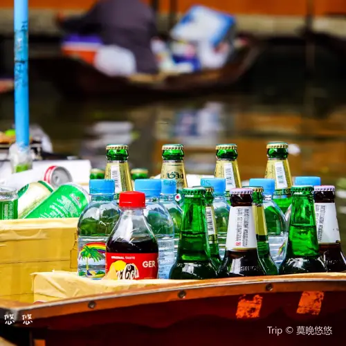 Damnoen Saduak Floating Market