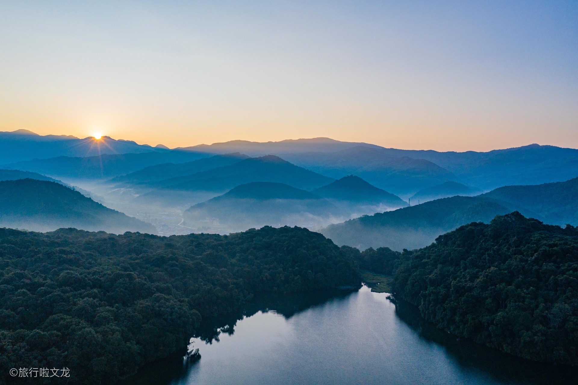 This trip to Yunnan, I want to go to the Ximeng Yi Autonomous County of Pu'er to explore the wonderful culture of the Yi people. It is said that this is also a nation that directly transitions from the primitive society to the modern civilization. I lived in Xikang Yunshe, although it is next to the Longtan Lake, but it is so beautiful, as if it is in the mountains, in the clouds. 
 I believe that no matter who comes here and lives here, there will be a kind of dreams and dreams. Simple people, gorgeous Yi culture, original ecological atmosphere, healthy living environment. 
The morning is different every day, or the clouds are haunting or smoky. This is an autonomous county of the Yi people, a nation that directly transitions from the primitive society to a modern society.