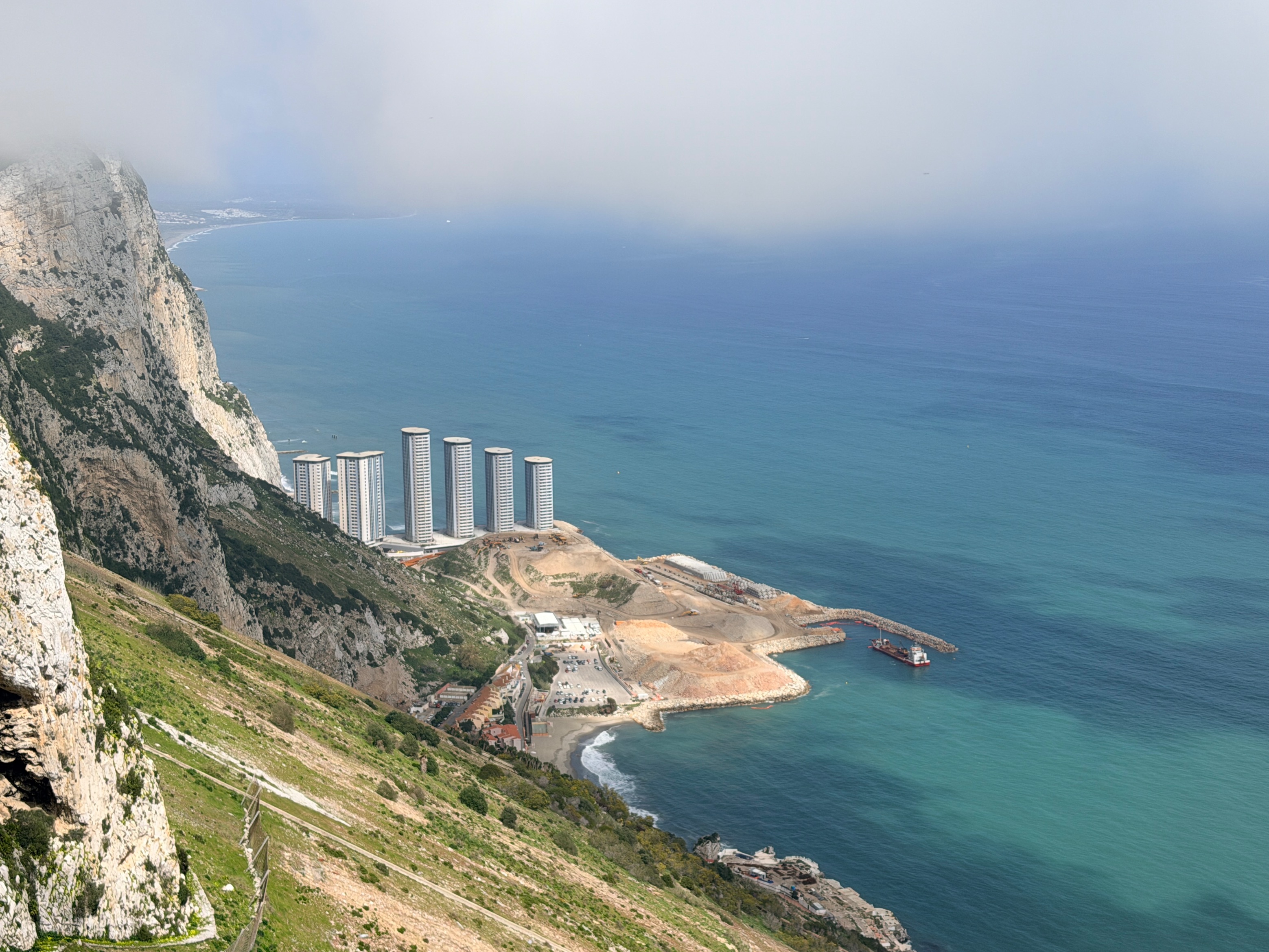 Mỏm đá Gibraltar: Một địa danh không thể bỏ qua, biểu tượng hoàn hảo của thành phố, đẹp nhất vào buổi sáng, một nơi tuyệt vời để thư giãn và nghỉ ngơi!