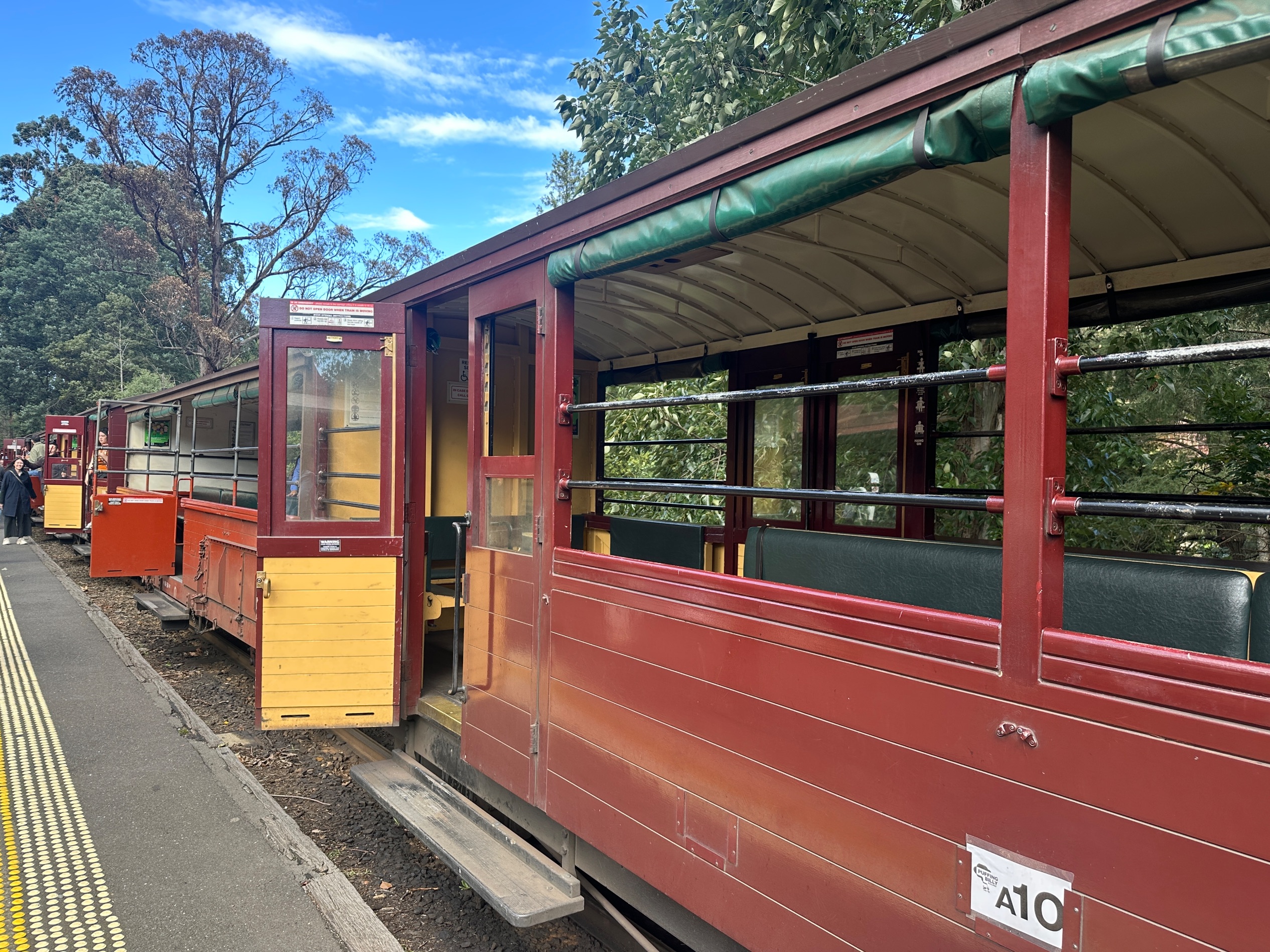 Đánh giá chuyến tham quan bằng tàu hơi nước Puffing Billy: Phù hợp cho gia đình, phong cảnh tuyệt đẹp dọc đường đi.