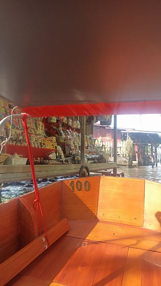 Damnoen Saduak Floating Market: Sightseeing, Culture, and Unforgettable Moments