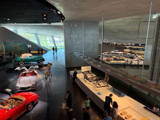 作為Stuttgart Metropolitan Region十大人氣景點之一,梅賽德斯-奔馳博物館真係幾值得推薦。博物館本身係城市著名地標,導覽系統完善,多語言支援都做得好足,整體服務同管理水平都十分高分,遊覽體驗相當流暢 👍。雖然唔係給足5分,但都係非常適合想了解汽車歷史或者奔馳品牌迷前來打卡。

如果要推薦俾朋友,主要都係因為博物館帶嚟嘅驚喜同難忘時刻:每個展區都極具設計感,展品保存得一流,愈看愈投入!地點資訊同營業時間都好準確,唔怕搵錯地方或者白行一趟。個人比較喜歡下午時間來,感覺人流唔多,慢慢欣賞展品最舒服。

如果準備去玩,建議提前睇下最近營業狀態,以免碰上暫停開放。但整體算係斯圖加特值得一遊嘅地方,推介畀鐘情汽車文化或者想感受地標性建築嘅你。

#tripbest  #tripbest _reviewer
