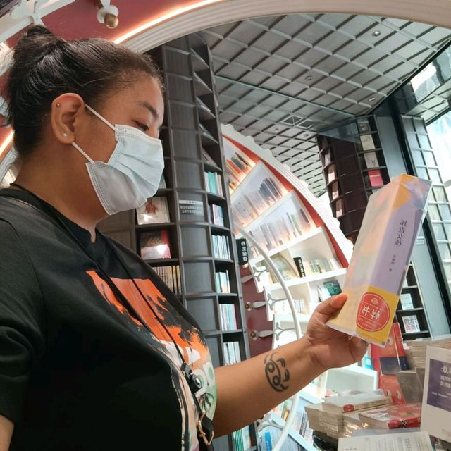 i'm inlove with this Spiral bookstore🥰