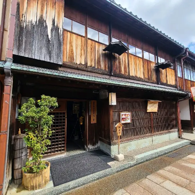 歴史的な建物が数多く残る金沢のメイン観光地【ひがし茶屋街】✨