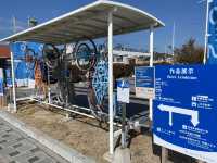 駅舎の壁面塗装はアート作品『JR宇野駅』