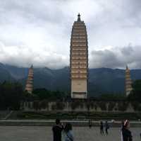 中国 雲南省 大理 "崇聖寺三塔"  雲南の山々に囲まれた神秘的な趣が心を打つ!!