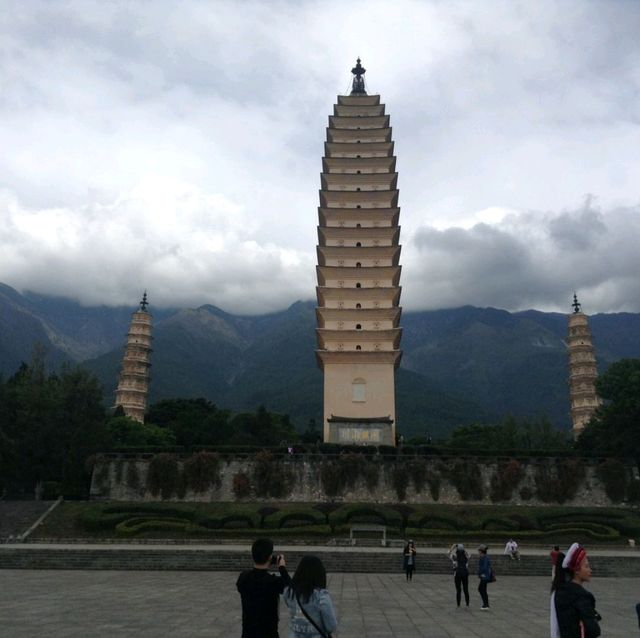 中国 雲南省 大理 "崇聖寺三塔"  雲南の山々に囲まれた神秘的な趣が心を打つ!!