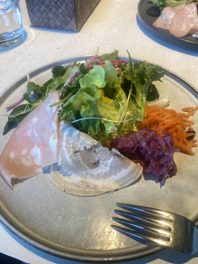 【海が見えるカフェ】東京・竹芝にあるカフェでオシャレランチ