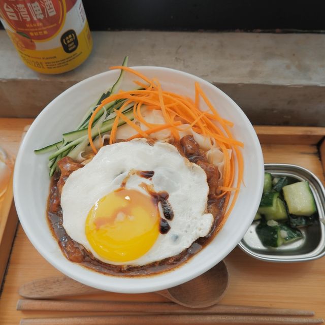 橫巷的台灣小店，魯肉很出色  