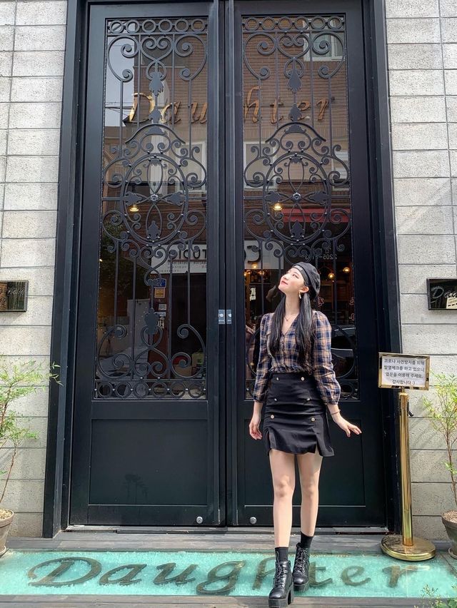 외국감성 문으로 유명한 건대 카페 도터 