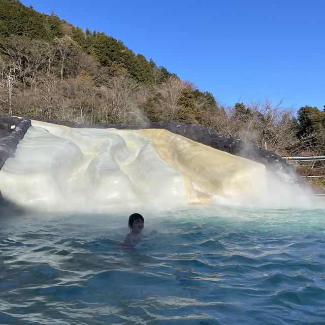 夏でも冬でも楽しめるプールで温泉ユネッサン