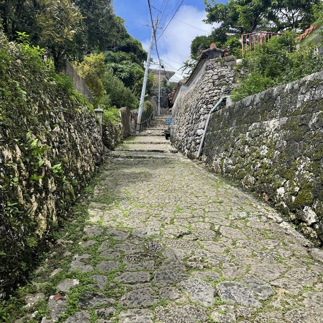 首里城まで続く石畳道をゆっくりと歩く
