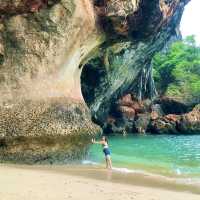 หาดถ้ำพระนาง สวยเด่นตรงวิวถ้ำและเกาะใกล้ๆชายหาด